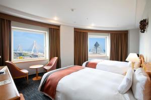 青森青森JAL城市酒店的酒店客房设有两张床和大窗户。