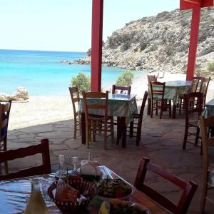 加夫多斯岛Akrogiali的一间带桌椅和海滩的餐厅