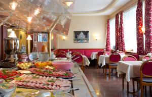 慕尼黑卡姆酒店的用餐室配有餐桌和食物