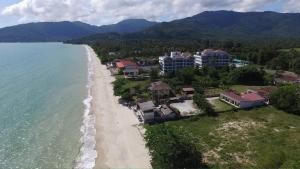 卡农Khanom Beach Residence Rental Condo的海滩上的度假村的空中景致