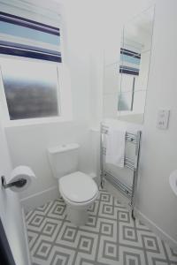 斯托克波特Apartment 3 Broadhurst Court sleeps 4 minutes from town centre & train的白色的浴室设有卫生间和水槽。