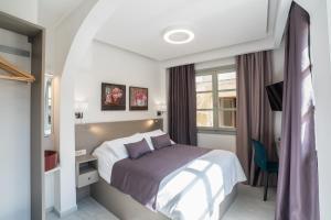 干尼亚Cretan Berry Portou的酒店客房设有床和窗户。