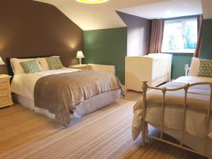 基拉尼Ethan House Holiday Suites的一间卧室设有两张床和窗户。