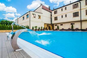 派蒂哥斯卡哈亚特Spa酒店的一座带喷泉的建筑前的游泳池