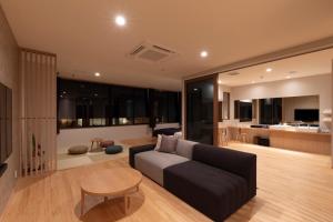 宫岛Miyajima Hanare no Yado IBUKU的客厅配有沙发和桌子