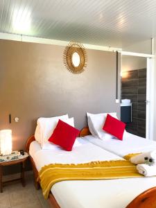 Grande AnseHotel Oasis的卧室配有带红色枕头的大型白色床