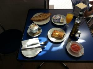 圣地亚哥德拉里贝拉滨海庄园酒店的一张蓝色桌子,上面放着食物板
