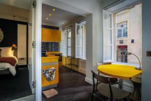 梅斯L'Appartement des Roches的一间厨房,里面配有一张黄色的桌子