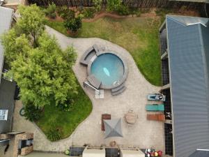 奥茨胡恩费瑟贝德酒店 - 奥茨胡恩的享有庭院游泳池的顶部景色
