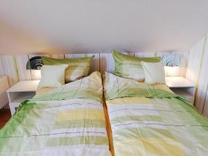 皮尔纳Privatzimmer mit Aussicht的卧室内两张并排的床