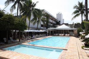 乌巴图巴乌巴图巴皇宫酒店的棕榈树酒店旁的大型游泳池