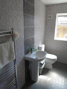 TEA in Liverpool - Private - Quiet - Ground Floor - En-suite - Walk-in-shower的一间浴室