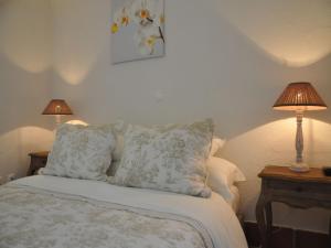 米尔芳提斯城米尔雷斯酒店的一间卧室配有一张带枕头的床和两盏灯。