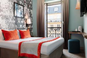 巴黎圣日耳曼万国酒店的酒店客房设有床和窗户。