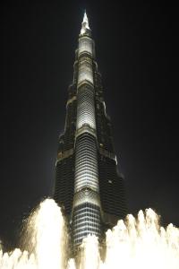 迪拜Armani Hotel Dubai, Burj Khalifa的一座高大的建筑,前面有一个喷泉