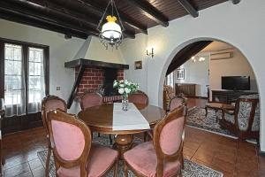 夸尔托达尔蒂诺VECCHIA FAVOLA HOUSE的一间带桌椅和壁炉的用餐室