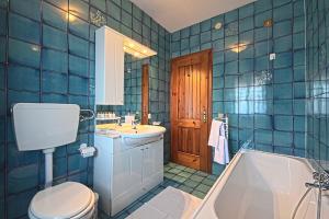 夸尔托达尔蒂诺VECCHIA FAVOLA HOUSE的浴室配有卫生间、盥洗盆和浴缸。