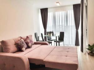 蒂米什瓦拉Brand new apartment in Rebreanu Towers Residence的客厅配有粉红色的沙发和桌子
