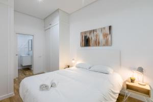 塞维利亚Loft Candela的白色的卧室设有一张大床和一间浴室。