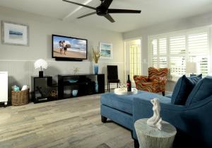 墨尔本塔克维海岸度假酒店的客厅配有蓝色的沙发和电视