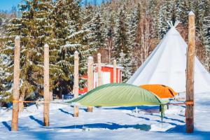 波洛维切Fińska Wioska Kalevala的雪中的一个帐篷和帐篷