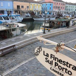 切塞纳蒂科La Finestra sul Porto的水中船只码头的标志