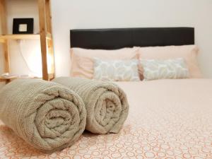 八打灵再也Tenzou @ Empire Damansara的床上有两条可移动的毛巾