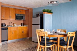 大西洋城Boardwalk Resorts - Flagship的一间厨房,里面配有桌椅
