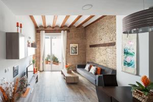 瓦伦西亚巴伦西亚中心皮耶拉公寓的带沙发和砖墙的客厅