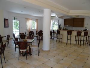 埃亚玛琳娜奈奇多佩尔拉海滩的配有桌椅的大房间和厨房