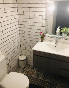 蒙希克Casa Mia的白色的浴室设有卫生间和水槽。
