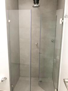 波哥大KLEINN HOTEL BOGOTÁ的浴室里设有玻璃门淋浴