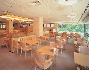札幌札幌太阳广场酒店的一间在房间内配有桌椅的餐厅