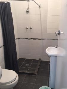 阿德莱德阿德莱德港背包客旅舍的带淋浴、卫生间和盥洗盆的浴室