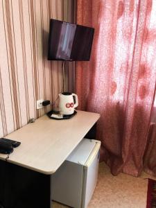 阿尔乔姆斯韦特兰娜酒店的一张桌子,上面有一台电视