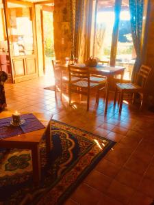 维特拉克Maison de Montfort的一间用餐室,在房间内配有桌椅