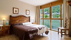 布罗托拉波萨达酒店的一间卧室设有一张床和一个大窗户