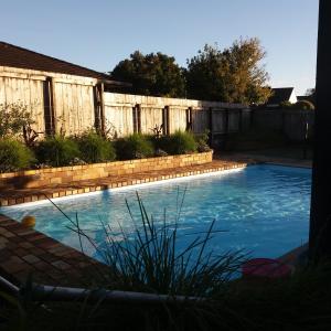 凯里凯里Kerikeri Central Apartment的后院的游泳池,带围栏