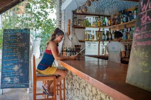 莫阿尔博阿蓝色兰花度假村的坐在吧台上的女人