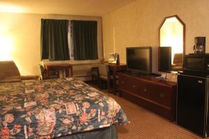 加登城花园城旅馆的配有一张床和一台平面电视的酒店客房