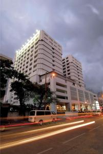 曼谷曼谷普林斯顿酒店的停在大建筑前的白色货车