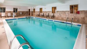 锡康克普罗维登斯/锡康克贝斯特韦斯特酒店的酒店设有一个大型游泳池,配有椅子