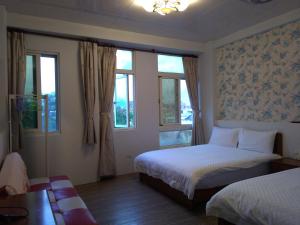 花莲市柚子之家和平民宿的酒店客房带两张床和两个窗户