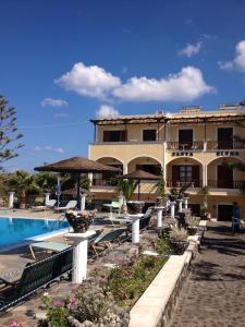 卡马利圣埃伦娜酒店的一座带游泳池和大楼的度假村