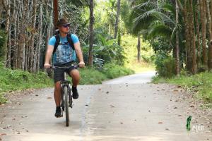 考索Anurak Community Lodge - SHA Plus的骑着自行车的人