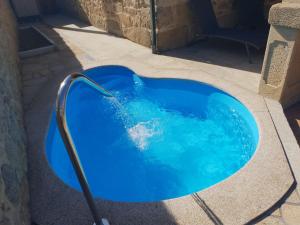 托米尼奥Casa Parrilla的蓝色小型游泳池,带水管