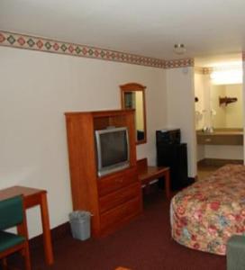 Westwego韦斯特维戈快捷汽车旅馆的一间酒店客房,配有一张床和一台电视