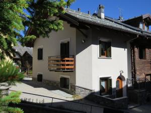 利维尼奥Residence Livigno MyHolidayLivigno的白色房屋的外部景色