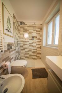 萨尔扎纳Gardenhouse Sarzana的浴室配有白色卫生间和盥洗盆。