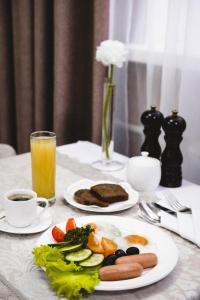 圣彼得堡伊格尔克宾馆的一张桌子,上面放着两盘食物和一杯橙汁
